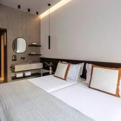 lit avec miroir et fauteuils 