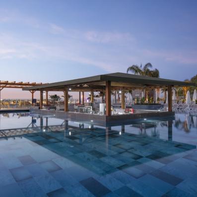 piscine avec cabane