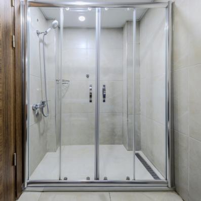 salle de bain avec douche