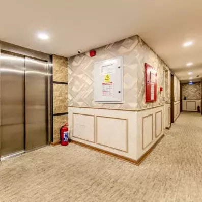 couloir avec ascenseur 