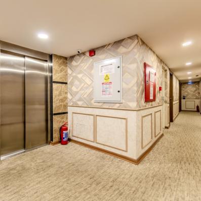 couloir avec ascenseur 