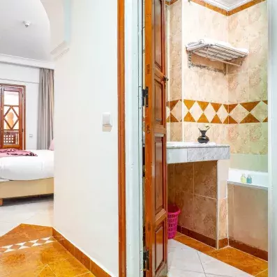 Couloir de la chambre dentant sur le lit et sur la salle de bains