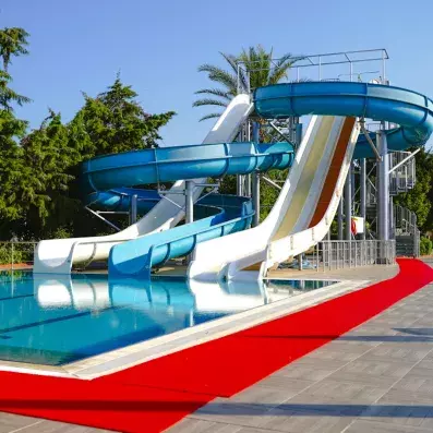 piscine extérieur de l'hôtel avec des toboggans