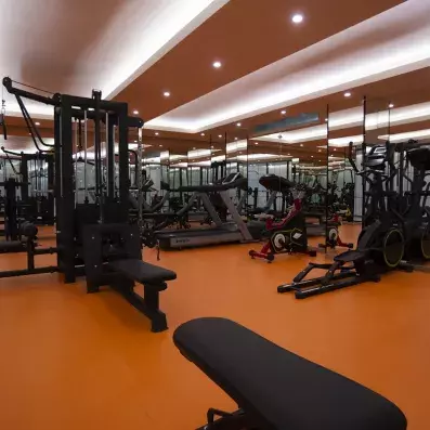 centre de fitness avec des machines de musculations