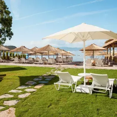 plage avec transats et parasols 