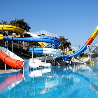 piscine avec toboggans 