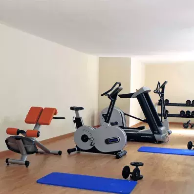 salle de sport avec machines et équipements