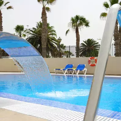 piscine extérieure avec fontaine