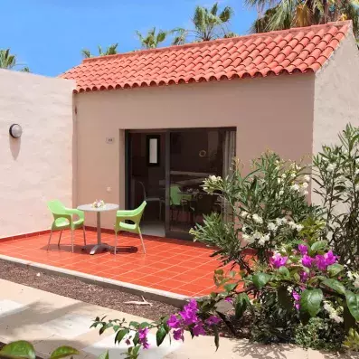 terrasse coloré avec table et chaises