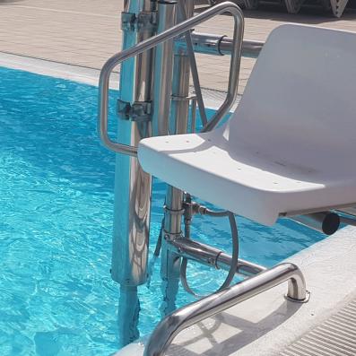 piscine avec siège adapté pmr