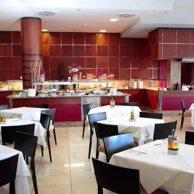 restaurant du buffet avec tables dressés 