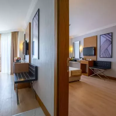 chambre communicante avec un mur séparant les deux