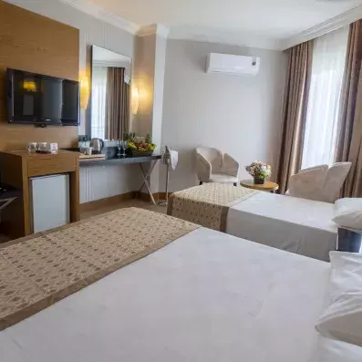 cambre avec deux lit double et une télévision sur le mur