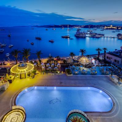 vue piscine et mer 