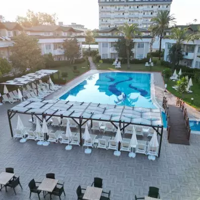piscine extérieur avec transat et parasols et vue en fond de l'hôtel