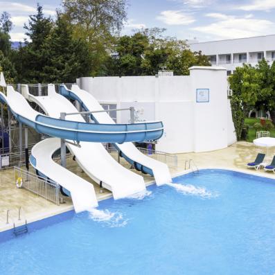 piscine avec tobogans 