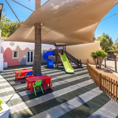 aire de jeux extérieur pour enfant avec toboggan