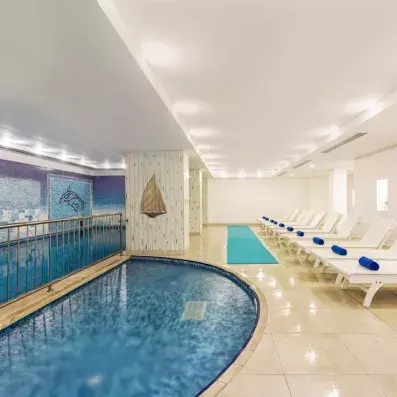 piscine intérieure du spa avec transats