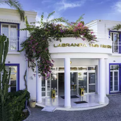 vue de l'entrée extérieur de l'hôtel