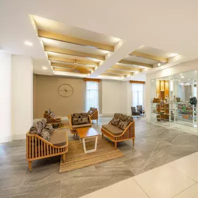 hall d'entrée avec table basse et canapés