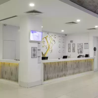 hall d'entrée avec comptoir de réception