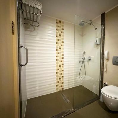 salle de bain avec douche