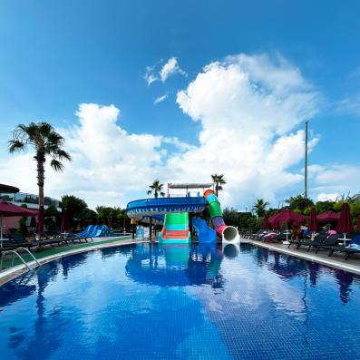 piscine avec toboggans