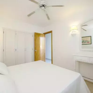 chambre avec un lit double