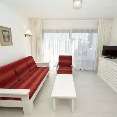 chambre avec coin salon avec canapé 