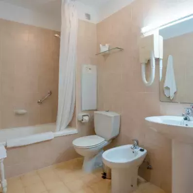 salle de bain avec baignoire et toilette