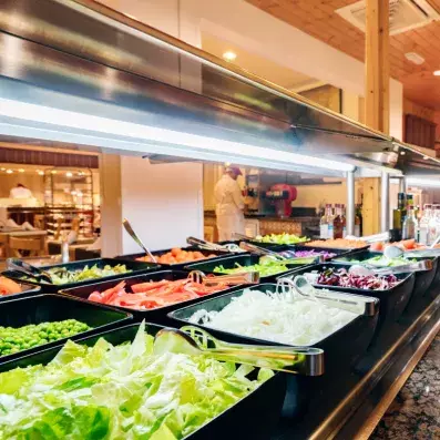 buffet en long avec différents plats