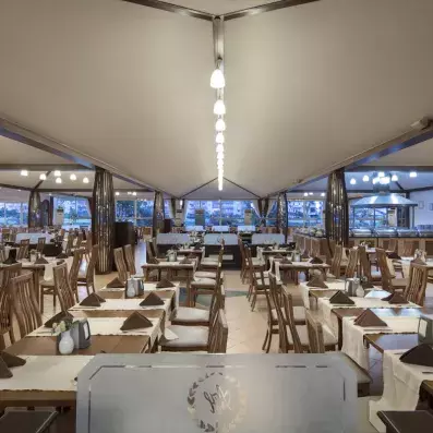 restaurant avec de nombreuses tables et chaises 