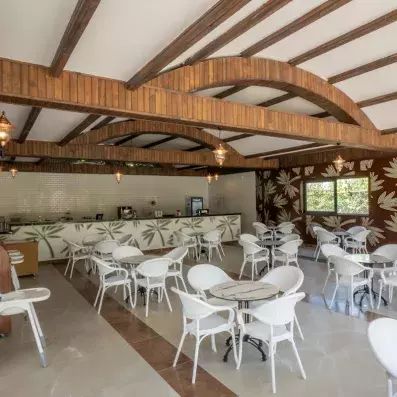 bar intérieur avec tables et chaises blanches