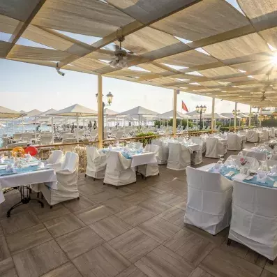 terrasse de l'hôtel avec des tables dressés 