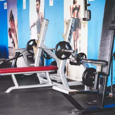salle de sport avec machines de musculations