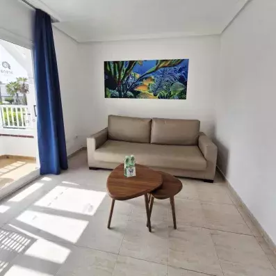 chambre avec un espace salon avec un canapé 