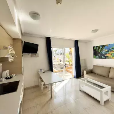 chambre avec canapé et cuisine 