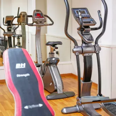 salle de fitness avec machines de musculations