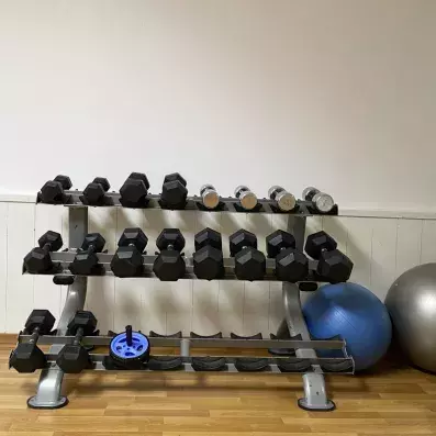 salle de fitness avec équipements