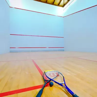 terrain de squash en intérieur