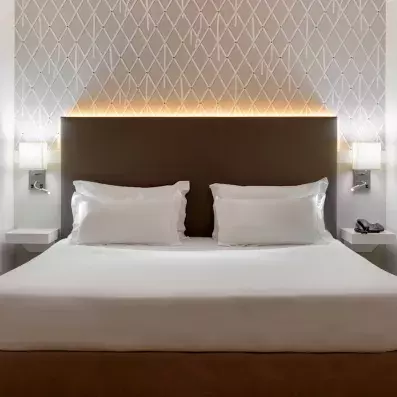 chambre avec un lit double