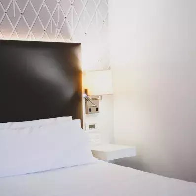 détails de la chambre avec le lit et la table de chevet