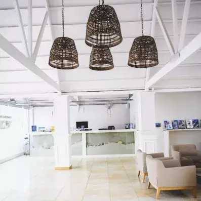 hall d'entrée avec comptoir de réception