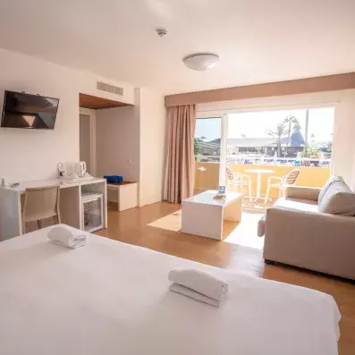 chambre avec un lit double et espace salon