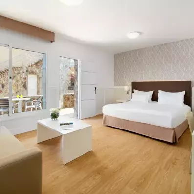 chambre avec un lit double et table basse