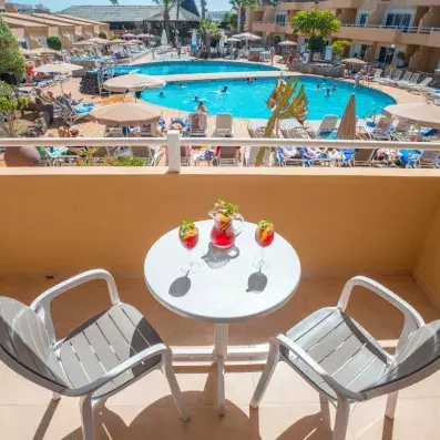 table sur un balcon vue sur la piscine