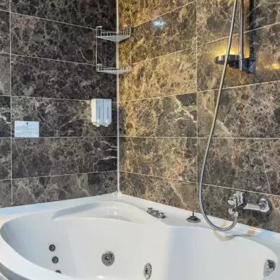 salle de bain avec baignoire 