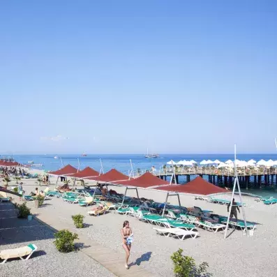plage avec transats et parasols 