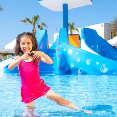 enfant dans la piscine 