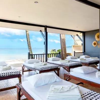 centre de détente avec tables de massages vue face à la plage